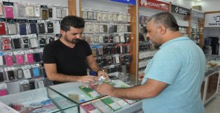 Abd Ürünü Cep Telefonunu Çekiçle Kırdı