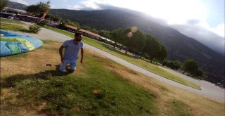 Paraşütten İndi, Yeri Öptü