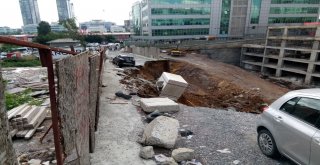 Ümraniyede İstinat Duvarı Çöktü Araçlar İçine Düştü