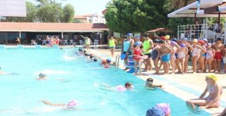 Samandağ Belediyesi Bin Çocuğa Yüzme Öğretti