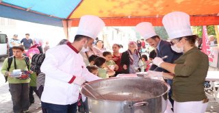 Kuşadası Belediyesi Camiatikte Aşure Dağıttı