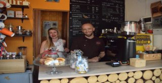 (Özel) Ukraynalı Çift Polonyanın En Küçük Kafeteryasını Açtı