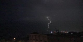 Şimşekler Gökyüzünü Böyle Aydınlattı