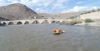 Tarihi İlçede, Vali İle Birlikte Araplar Rafting Yaptı