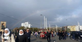 Taksimde Oluşan Gökkuşağı Kendine Hayran Bıraktı