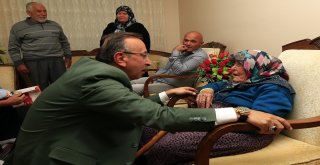 97 Yaşındaki Emine Gürer Belediye Başkanı Seçene Atatürk Şiiri Okudu