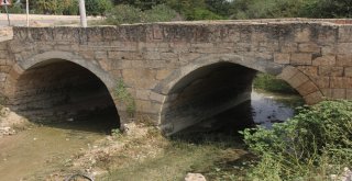 Tarihi Köprüye Hem Asfalt Hem Beton Döktüler