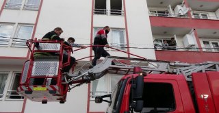 Bursada 4 Katlı Binada Çıkan Yangında Can Pazarı