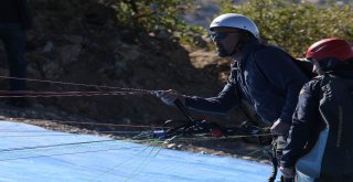 Tuncelide Yamaç Paraşütçüleri Heyecan Yaşattı