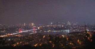 İstanbulda Şimşekler Geceyi Aydınlattı