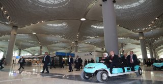 Cumhurbaşkanı Erdoğan, Havalimanı Açılışında Elektrikli Araç Sürdü