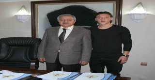 Alman Milli Takımını Bırakan Özile Hemşehrilerinden Destek