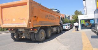 Kamyon İle Otomobil Çarpıştı