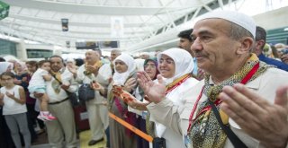 Ankaradan İlk Hac Kafilesi Dualarla Uğurlandı