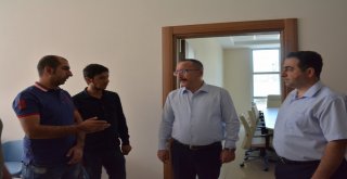 Siirt Valisi Denetime Çıkı, Düzgün Yapılmayan Fayansları Tek Tek Kırdı