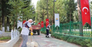 Büyükşehirden mezarlıklarda Kurban Bayramı temizliği