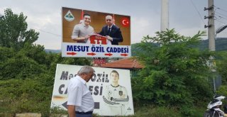 Özilin Alman Milli Takım Formalı Tabelası, Cumhurbaşkanı Erdoğanlı Fotoğrafı İle Değiştirildi