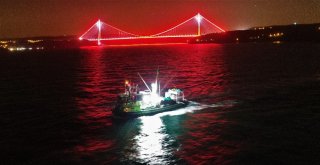 Balıkçı Tekneleri, İstanbul Boğazının Eşsiz Gece Manzarasıyla Birleşti