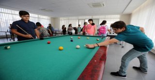 Yenimahalleliler, Gençlik Merkezinde Eğleniyor