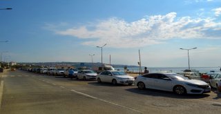 Tatilcilerin Sıra Çilesi: Yüzlerce Araç Sıra Bekliyor