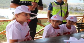 Çocuklar Kırmızı Düdük İle Sürücüleri Uyaracak