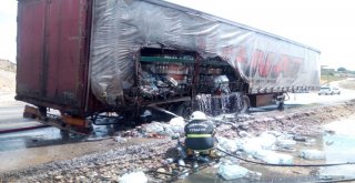 Seyir Halindeki Tırın Tekerleri Alev Aldı