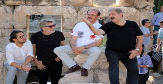 Sanatçılar Yozgatın Tanıtımı İçin Tarihi Roma Hamamında Yüzdü