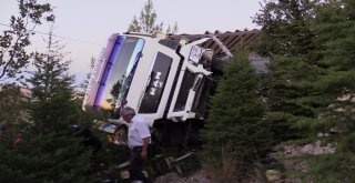 İçki Yüklü Tır Yol Kenarındaki Araca Çarptı: 2 Yaralı