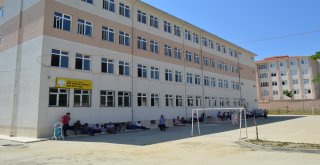 Öğrenciler Sınavın, Velileri Sıcak Havanın Terini Döktü