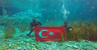 Milletvekilinden Su Altında Zafer Bayramı Kutlaması