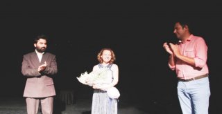 Hasret Gültekinin Hayatı Tek Kişilik Türkü Müzikalinde