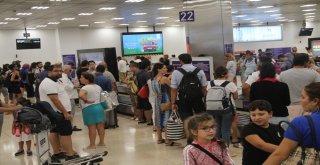 Atatürk Havalimanında Son Gün Yoğunluğu