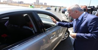 Vali Kamçı Trafik Denetimine Katıldı, Vatandaşlara Kırmızı Düdük Ve Karanfil Verdi