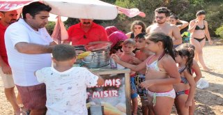 Hayırsever İşadamı Lüks Yatı İle Geldi, Halk Plajında Lahmacun Ayran Dağıttı