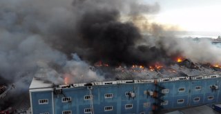 İstanbul Esenyurtta Bir Fabrikada Çıkan Yangın Bitişikteki 2 Fabrikaya Daha Sıçradı. Olay Yerine Çok Sayıda İtfaiye Ekibi Sevk Edildi. Ekiplerin Müdahalesi Sürüyor.