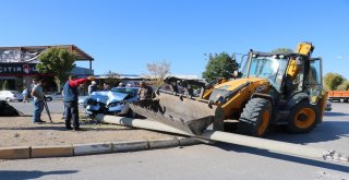 Otomobilin Çarptığı Beton Direk Karşı Yola Devrildi: 2 Yaralı