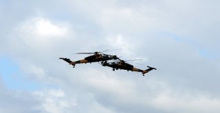 Atak Helikopterleri Harmandalı Oynadı