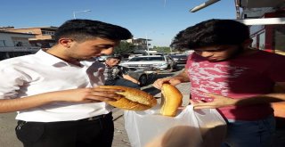 Ülkü Ocakları İlçe Temsilcileri De Askıda Ekmek Uygulamasına Başladı