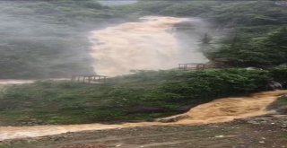 Turistik Şelaleden Aşırı Yağış Sonrası Çamur Aktı