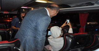 Karşılarında Bakanı Gören Yolcular Şaşkına Döndü