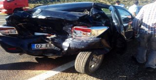 Otomobil İle Minibüs Çarpıştı: 4 Yaralı