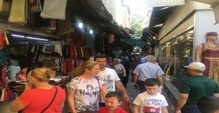Tarihi Kemeraltı Çarşısında Bayram Hareketliliği