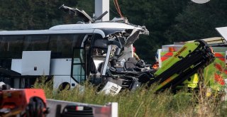 İsviçrede Turistleri Taşıyan Otobüs Kaza Yaptı: 15 Yaralı