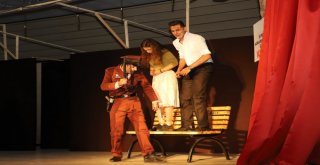 Erzincan Belediyesi Şehir Tiyatrosu Evcilik Oyununu Sahnelendi