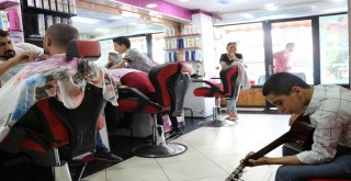 (Özel) Canlı Müzik Eşliğinde Tıraş Keyfi