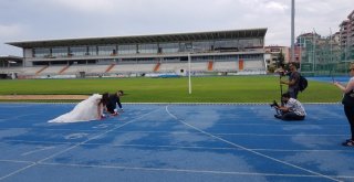 Düğün Fotoğraflarını Aşklarının Başladığı Atletizm Sahasında Koşarak Çektirdiler