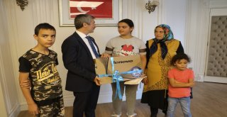 Tahmazoğlundan Başarılı Yetim Öğrenciye Bilgisayar