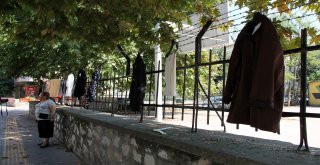 Sokağın Duvarları Yıkanıp Ütülenmiş Kıyafetlerle Doldu