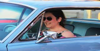 Klasik Otomobillerle Fotoğraf Çektirmek İçin Birbirleriyle Yarıştılar