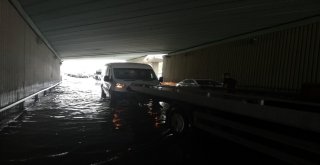 Avcılarda Minibüs Ve Şoförü Sel Sularında Mahsur Kaldı